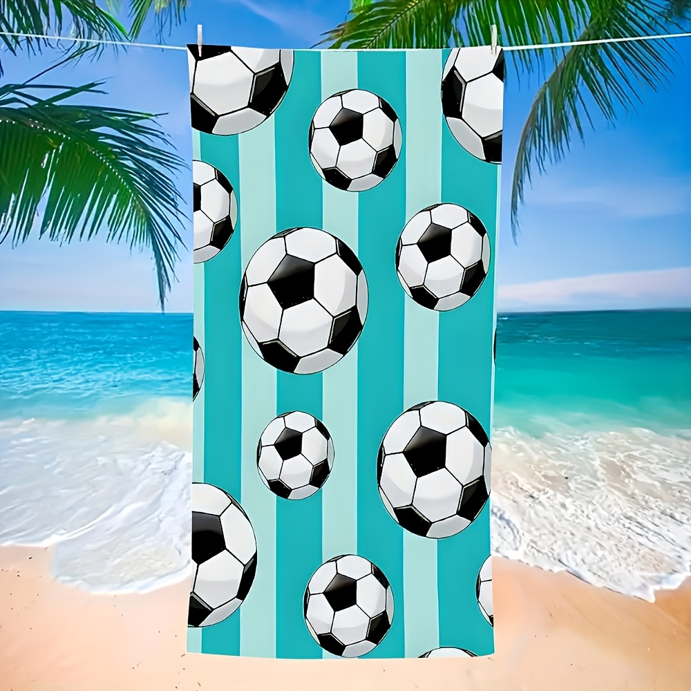 1枚の特大マイクロファイバービーチタオル。青色の背景にサッカ - Beach Towel Large のレビューと価格