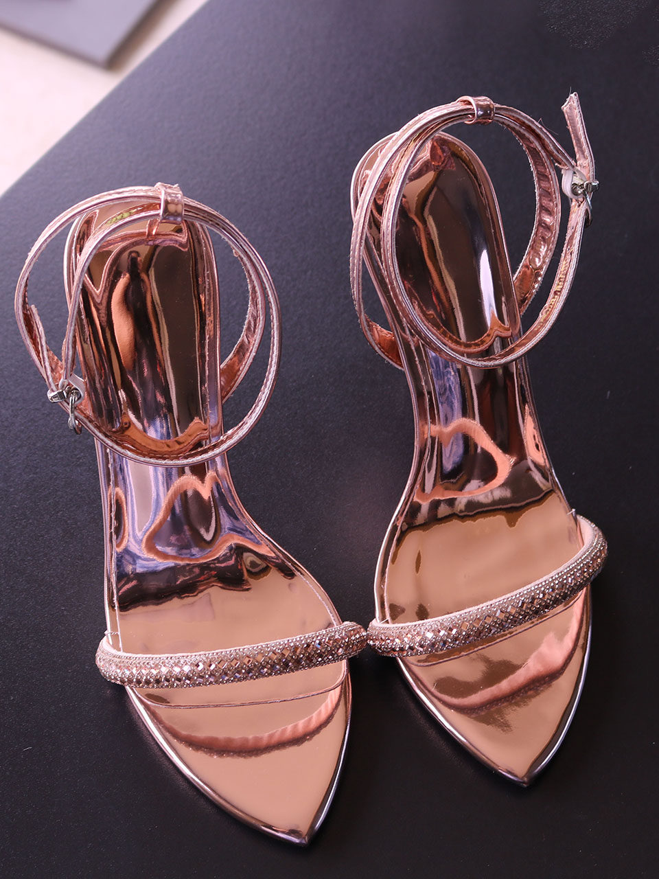シルバーミラーラッカー仕上げのレディースハイヒールサンダル、 - Casual Sandal Leather のレビューと価格